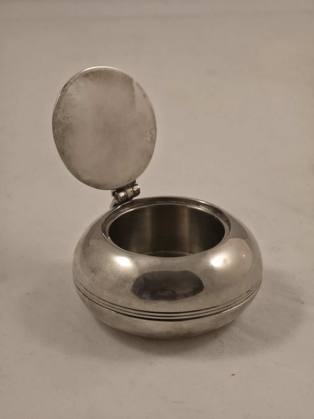 Vintage MCM Silver Round Metal Ashtray/Trinket Box with Flip Lid - Picture 6 of 8